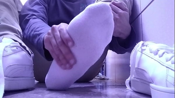 Play MP4 - SMELL MY SWEATY WHITE SOCKS AND MY DIRTY FEET
