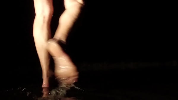 jeux de tetons dans les flaques d'eau en exhibition sur la route, 