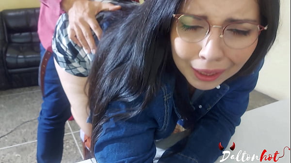 Me Follo A Mi Secretaria Y Le Regalo Un Cum Facial. thumbnail