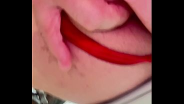 Mostrando meu rabinho e passando dedinhos provocantes de fio-dental