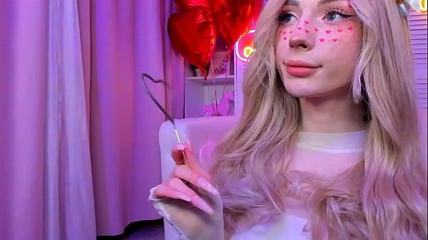 Sweet Eaton Flaunts Her Ass On Live