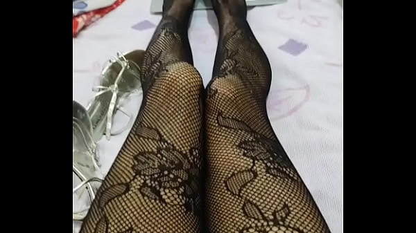 Riqu&iacute;sima travesti desnuda en zapatillas y pantimedias 