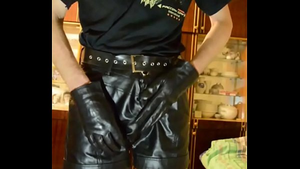 Play MP4 - guy undressed and wank in leather gloves