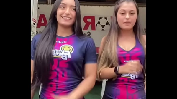 Novinha dan&ccedil;ando 