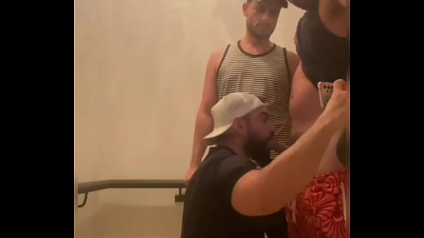 Play MP4 - SEXO EM P&Uacute;BLICO&period;  3 MACHOS FODEM ARDENTEMENTE NA ESCADA DE EMERG&Ecirc;NCIA DO CONDOM&Iacute;NIO &lpar; COMPLETO NO RED E SUBSCRI&Ccedil;&Atilde;O&rpar;