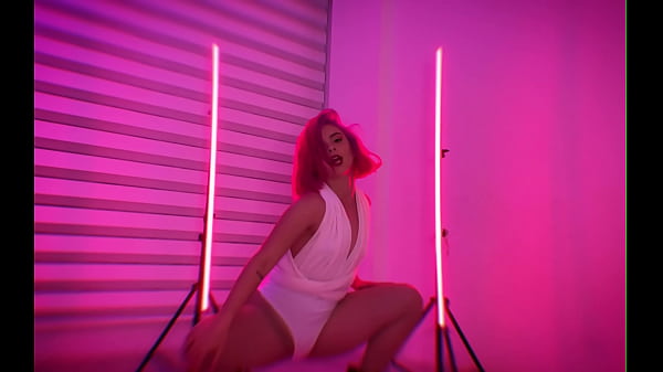 Colombian Slut dances to Make Some Dough 