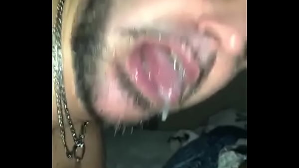 Play MP4 - Massagista Argentino bebendo porra