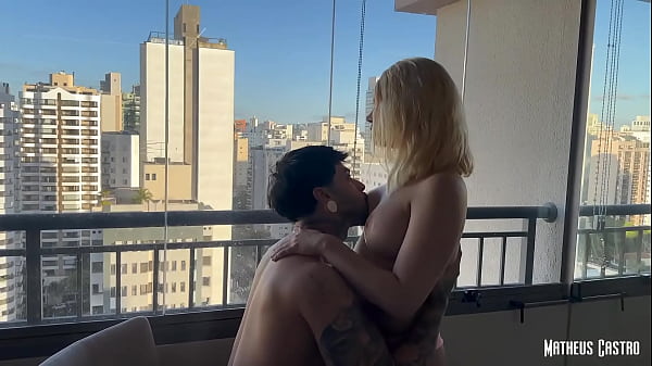 Esposa loirinha branquinha safada espera na varanda do apartamento novo de camisolinha teaser vivian lola 