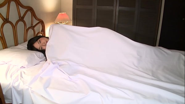 Play MP4 - 「今日、すごいの着ちゃった」情熱的な赤い下着に身を包む美女が、ベッドの上で淫らに汗を流す &lbrack;BGYU-001&rsqb;