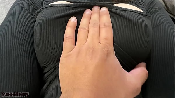 Nonton Эта сексуальная девушка в черных чулках и красной кожаной юбке раздвигает ноги перед моим членом! thumbnail