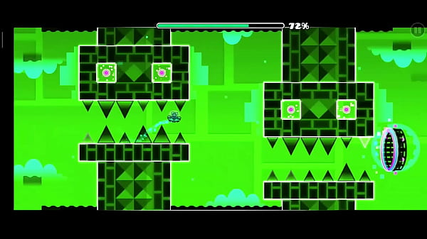 El pelicano picando con un pico de madera como en el maicra 