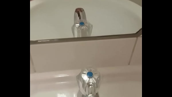 Play MP4 - Fibi6 masturbiert ins Waschbecken auf die Ente