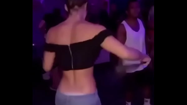 chica sexy bailando