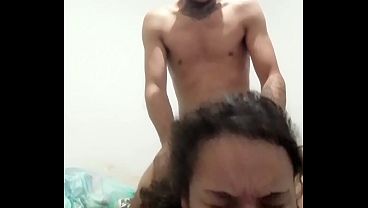PUTINHA BRANQUINHA SE ACABA NA MINHA PICA, QUASE N&Atilde;O AGUENTA MAS ME PEDE LEITINHO NA BUCETA DO JEITINHO QUE ELA MAIS ADORA E O CORNINHO DELA NEM DESCONFIA 