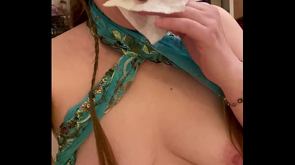 Nonton Elf Sucks Her Own Pee From Toilet Paper! thumbnail