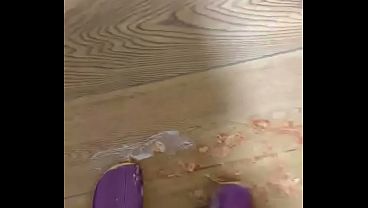 Slippers crush food, crush spaghetti 