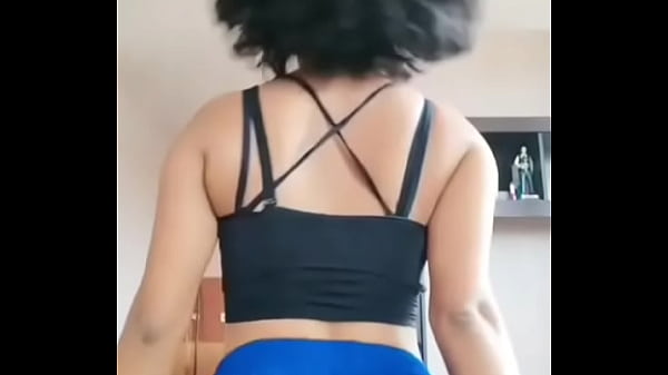 Puta moviendo el culo 