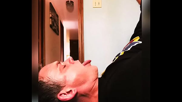 Play MP4 - paja y leche sobre el cuerpo