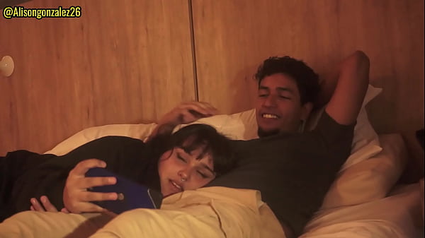 Play MP4 - Mirando Netflix con mi hermanastra pero no pude evitar meter mi pene en su boca&comma; casi nos descubren&excl;&excl;