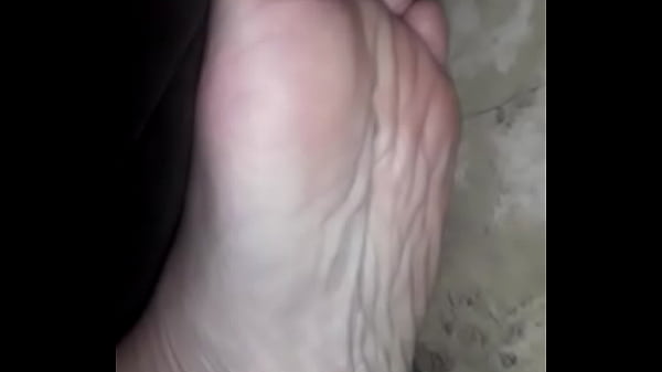 Graba sus pies mientras antes de tocarse escondida en el ba&ntilde_o