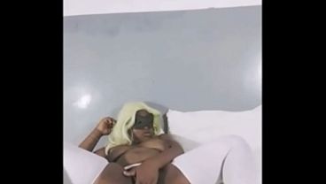 Nonton Ebony Bbw Blanc Chaussettes Longues Blanches Se Masturber Au Lit thumbnail