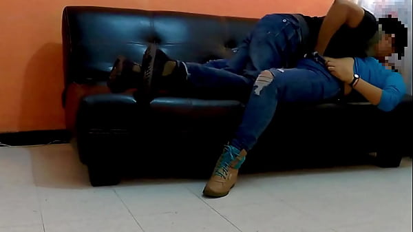 Cogimos Deli En El Sofa thumbnail