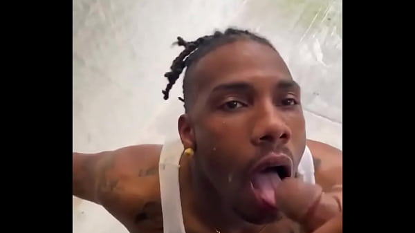 Neg&atilde_o rasta paga um boquete espetacular e tira leite do macho.