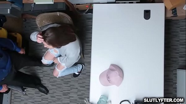 Cute hottie Hayden Hennessy spread her pussie_to fuck