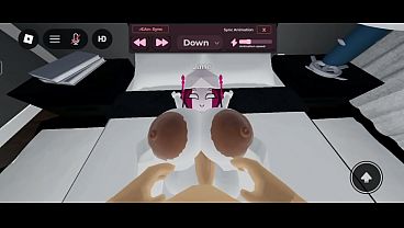 Sarvente asiendo el amor en su departamento 