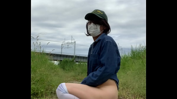 Play MP4 - 女装まゆが河原で全裸で大股開き