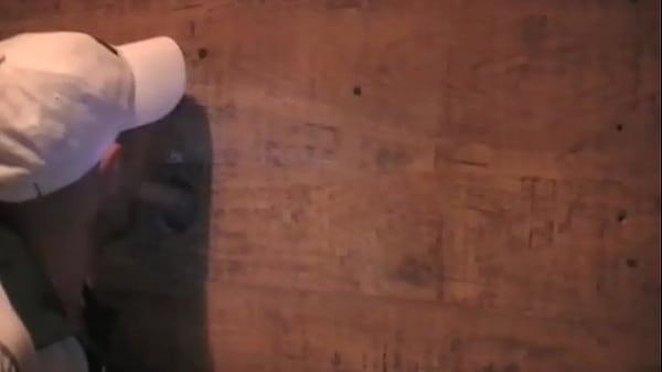 Bel Hetero Discret &agrave; Sucer Dans Des Glory thumbnail