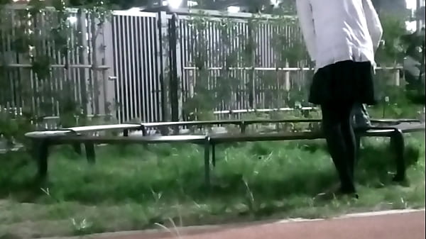 Play MP4 - 【変態野外露出】　風の中の放尿　【女装もみじ】