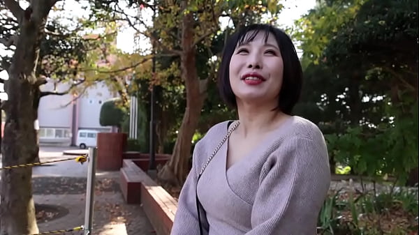 Play MP4 - 【蘭さん 37歳 結婚3年】東京都福生市 牛浜駅前で出会った人妻 旦那からはDVを受けている様子　その反発でか騎乗位、正常位では腰を激しく振るう の高画質フル動画はURLをコピペで&rAarr;https&colon;&sol;&sol;is&period;gd&sol;fMK44J