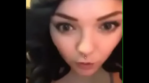 Play MP4 - Chica con tattos se le sale un seno