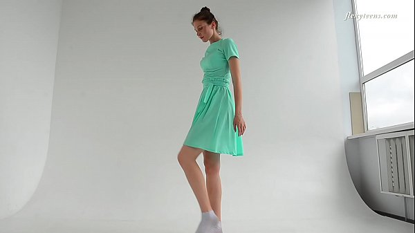 Play MP4 - Dressed flexible brunette Alla Sinichka