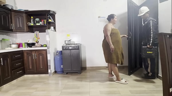 Chica Latina Se Folla Con El Alba&ntilde;il Mientras Su Esposo No Esta thumbnail