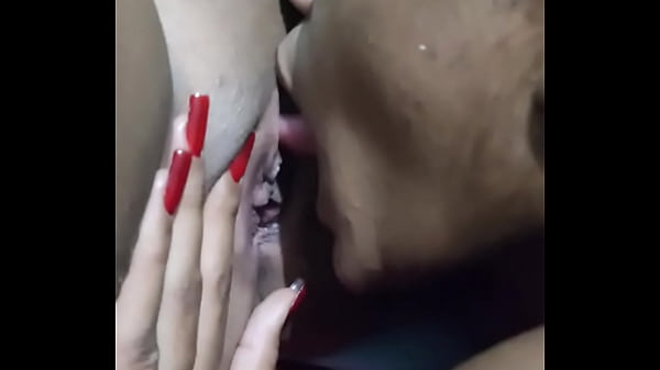 Pegamos essa moreninha de jeito fizemos elagozar bem gostoso