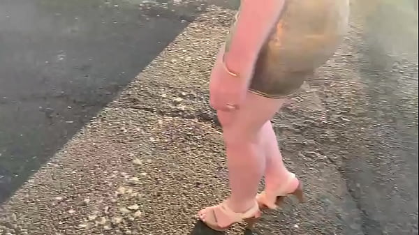 Ma salope s&rsquo;exhibe en mini- robe 