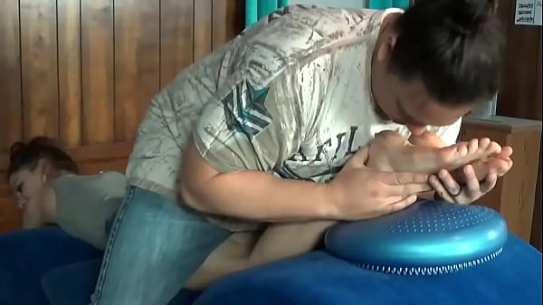 Nonton Sarah Sanders Has These Delicious Size 8 Soles, But She Is So Ticklish She Often Can't Control Herself thumbnail