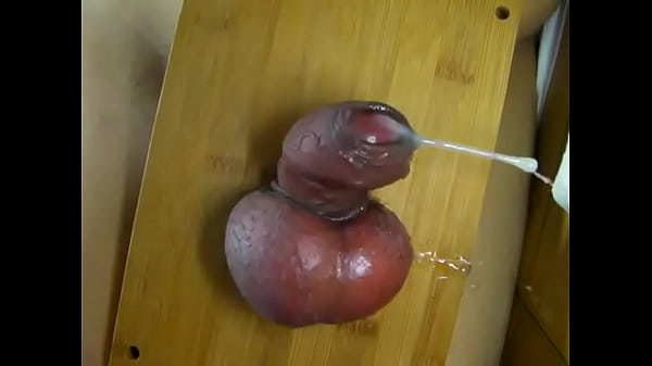 ハンマーで睾丸を潰されて射精