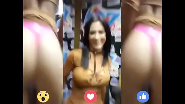 Mostrando su tanguita rosa 