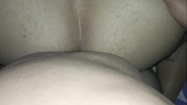 Hijastra cogida de perrito mientras tiene su plug en el ano