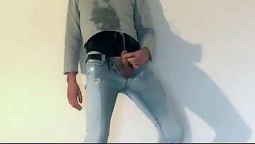geiljeansboy loves wetting his jeans