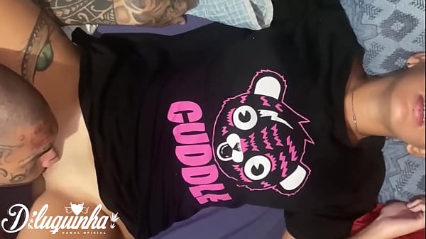 EvyGirl tirou uma soneca, decide acordar ela de uma maneira diferente