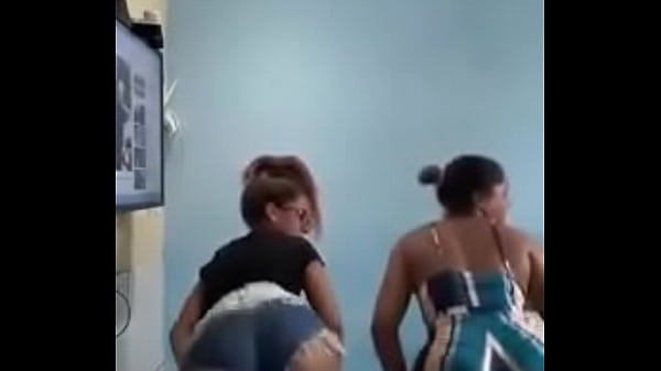 Play MP4 - M&atilde;e e Filha Sensualizando