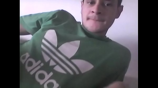 hetero enga&ntilde;ado se pajea mientras vee video fake 