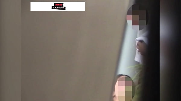 Play MP4 - Jovens proibidos de foder na casa dos pais se exp&otilde;em em p&uacute;blico e s&atilde;o flagrados em v&iacute;deo