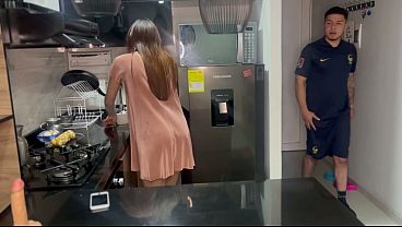 con la empleada de servicio en la cocina