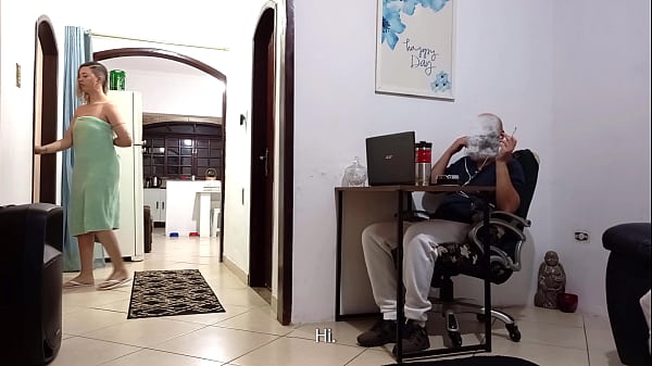 Nonton Real Wife Cheats On Her Husband While He's Wearing Headphones With The Delivery Man. thumbnail