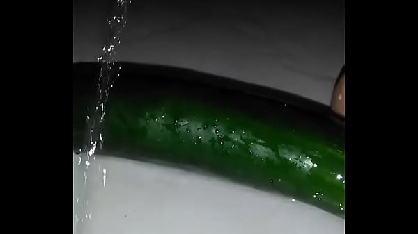 Se masturba conun pepino hastaacabar